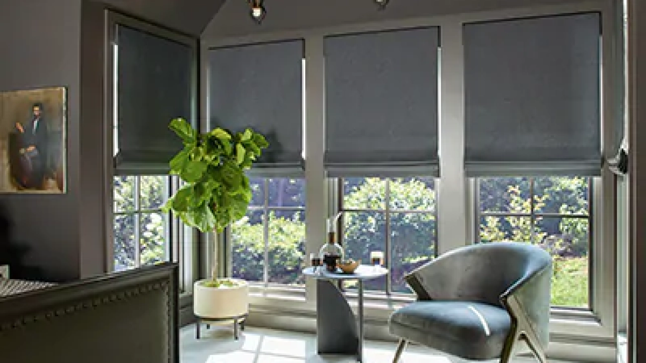 the-shade-store-flat-roman-shades-wool-sateen-grey-modern-window-treatments-dark-bedroom-content-2020-chappaqua-400x330-1.jpg